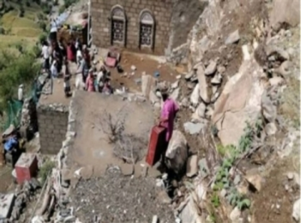 وفاة مواطن واصابة اخرين بانهيارات صخرية في لحج