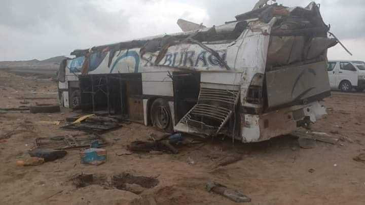 وفاة ستة أشخاص وإصابة 19 آخرين في انقلاب حافلة نقل جماعي بشبوة