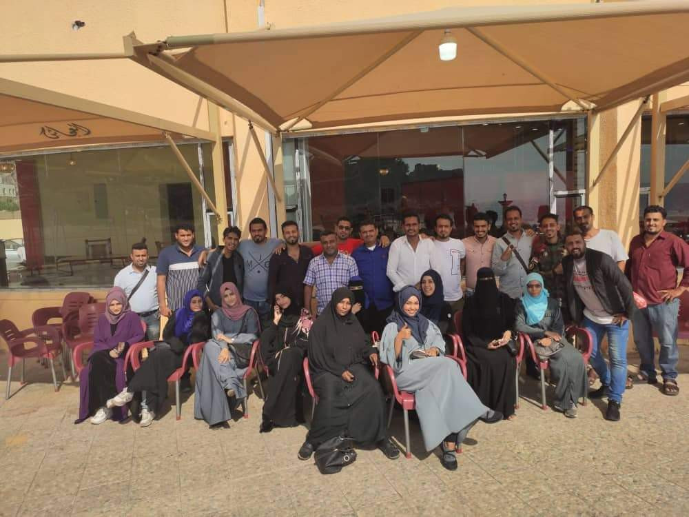 طاقم اذاعة هنا عدن يحتفل بالذكرى السنوية الاولى على افتتاحها