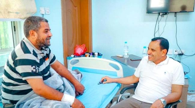 اللواء السقطري يطمئن على صحة مدير عام مديرية المعلا فهد مشبق