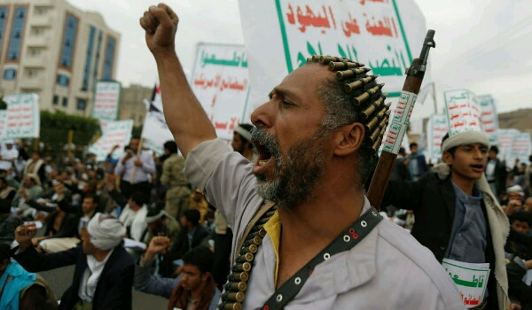 اشتعال فتيل الثورة في صنعاء.. احتجاجات واضرابات وتهديد بالتصعيد