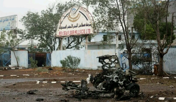 الحوثيون يقصفون مطاحن البحر الأحمر في ”الحديدة“ ويدمرون 51 ألف طن من الدقيق